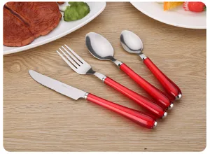 Juego de cubiertos de acero inoxidable con mango rojo, cuchillo, tenedor y cuchara.