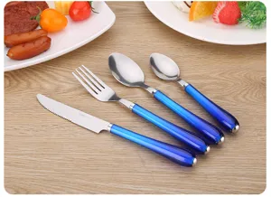 Juego de cubiertos de acero inoxidable con mango azul, cuchillo tenedor cuchara.
