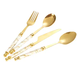 Set de couverts en acier inoxydable avec poignées marbrées et finition dorée couteau fourchette.