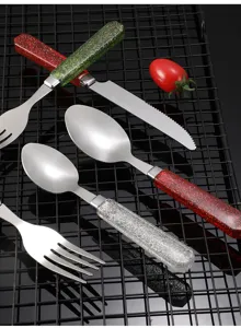 Set di posate in acciaio inossidabile con manici glitterati coltello forchetta cucchiaio.