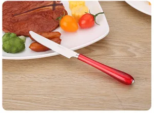 Cuchillo para carne de acero inoxidable con mango rojo, vista detallada de la hoja.