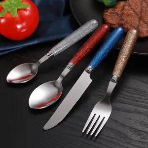 Set di posate in acciaio inossidabile con manici glitterati, posateria moderna da tavola.