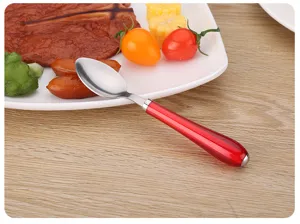 Cuchara de acero inoxidable con mango rojo, foto detallada de vajilla para el comedor y cocina.