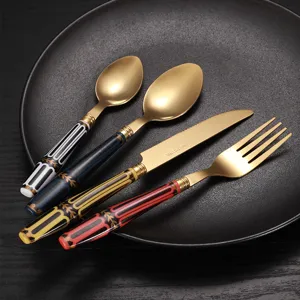 Set di Posate in Acciaio Inossidabile Lusso Leggero Oro Titanio Coltello Forchetta Cucchiaio Motivo Retro Posate Occidentali