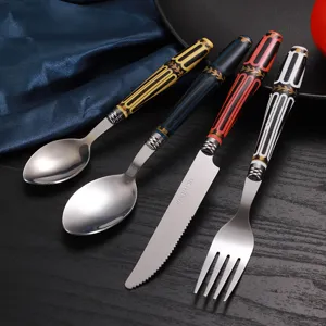 Set di posate di lusso in acciaio inossidabile con manici vintage per la tua tavola.
