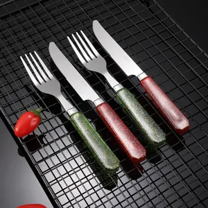 Set di posate in acciaio inossidabile con manici glitterati, coltelli da bistecca e forchette.