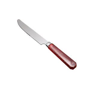 Coltello da bistecca in acciaio inossidabile con manico glitterato rosso, lama dentata.