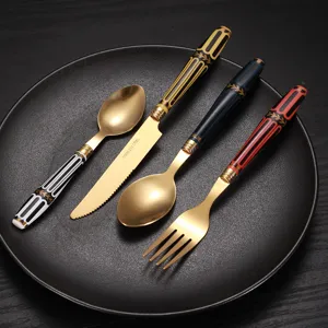 Set di posate di lusso in acciaio inox con manici vintage e finitura in titanio dorato.