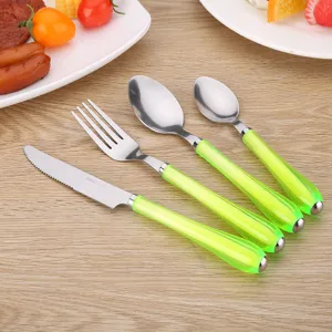 Juego de cubiertos de acero inoxidable con mango verde, incluye cuchillo, tenedor y cuchara.