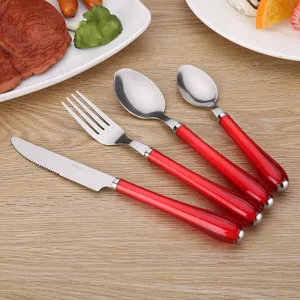 Juego de cubiertos de acero inoxidable con mango rojo, cuchillo, tenedor y cucharas de mesa.