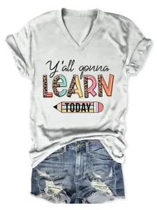 Lässiges weißes V-Ausschnitt Kurzarm-Grafik-T-Shirt kombiniert mit stylischen Jeansshorts.