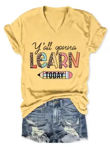 Detailansicht des lässigen Damen V-Ausschnitt T-Shirts mit Buchstabenprint und gelbem Stoff.
