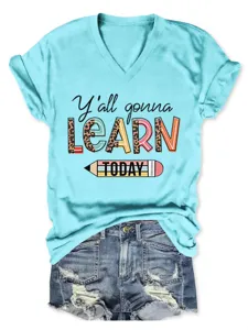 Lässiges hellblaues V-Ausschnitt Kurzarm-Grafik-T-Shirt kombiniert mit Jeansshorts für Damen.