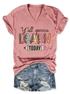 Detailansicht lässiges Damen V-Ausschnitt Kurzarm T-Shirt mit witzigem Druck und Jeansshorts.