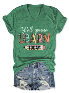 Lässiges grünes V-Ausschnitt Kurzarm-T-Shirt mit versicolor Buchstabendruck und Jeansshorts.