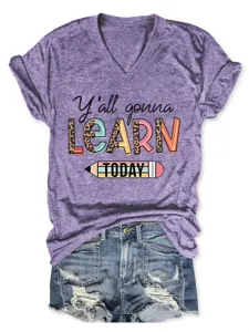 Nahaufnahme des violetten V-Ausschnitt Shirts mit grafischem Print und Jeans-Kombinationsstil.