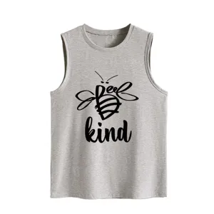 Detailopname van de grijze mouwloze top met een schattige bee kind typografie opdruk.