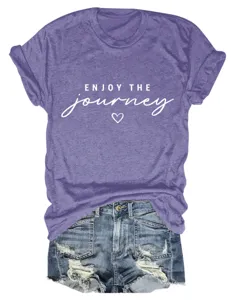 Vista dettagliata della t-shirt casual da donna a maniche corte e collo rotondo con stampa.