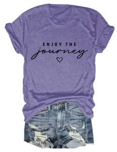 T-shirt viola da donna a maniche corte casual con stampa enjoy the journey e scritta.