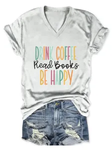 Nahaufnahme des lässigen weißen V-Ausschnitt Kurzarm T-Shirts mit Kaffeebuch Aufdruck.