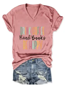 Lässiges Damen V-Ausschnitt Kurzarm Grafik T-Shirt kombiniert mit stylischen Jeans-Shorts.