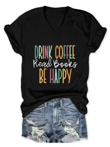 Detailansicht des schwarzen V-Ausschnitt T-Shirts mit Kaffee und Bücher Druck für Damen.