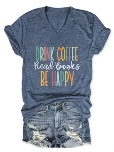 Nahaufnahme des blauen V-Ausschnitt Kurzarm-T-Shirts mit schickem Kaffee-Slogan-Druck.