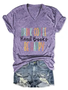 Lässiges violettes V-Ausschnitt Kurzarm-T-Shirt kombiniert mit stylischen Jeansshorts.