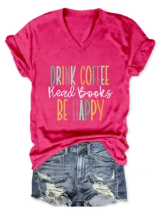 Lässiges Damen V-Ausschnitt Kurzarm T-Shirt mit Kaffee Buchstaben Druck und Jeansshorts.
