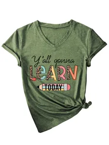 Olivgrünes Damen T-Shirt mit V-Ausschnitt und süßem Spruch, modisch und bequem geschnitten.