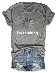 Détail t-shirt gris chiné manches courtes décontracté avec texte rigolo et short en jean.