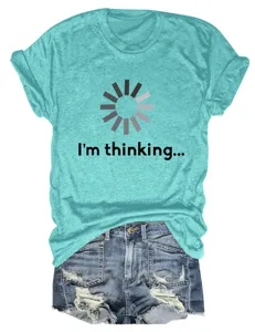 Vue détaillée du t-shirt graphique vert menthe avec impression et short en denim.