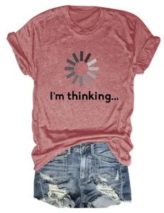 Vue détaillée du t-shirt à manches courtes rouge pour femmes avec motif amusant.