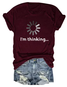 Vue détaillée du t-shirt bordeaux à manches courtes avec un motif graphique amusant.