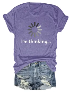 T-shirt à manches courtes violet décontracté pour femme avec imprimé et short denim.
