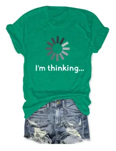 Détail d'un t-shirt à manches courtes vert décontracté avec imprimé graphique et short.