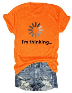 Detail t-shirt femme orange avec impression drôle Thinking et tenue de short en jean.