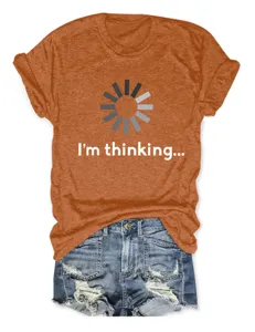 Gros plan détaillé sur le t-shirt orange chiné à manches courtes avec un motif de texte.