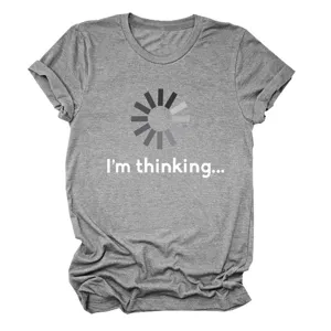 Vue détaillée du t-shirt gris à manches courtes décontracté avec un drôle de graphique.