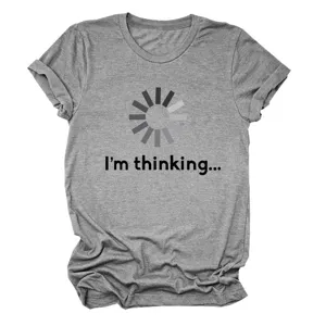 Vue detaillee t shirt gris a manches courtes avec graphique de chargement et texte.