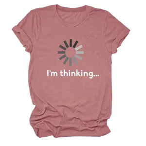 Gros plan sur un t-shirt femme décontracté à manches courtes avec motif imprimé.