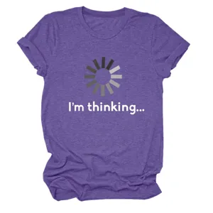 Détail de t-shirt à manches courtes violet avec impression graphique et col rond classique.