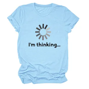 Vue détaillée du t-shirt à manches courtes bleu clair avec impression graphique.