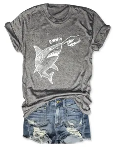 Nahaufnahme Detailansicht mit dem lustigen Haifisch und Finger Print Design auf dem grauen T-Shirt.