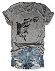 Lässiges graues Damen Kurzarm T-Shirt mit einem witzigen Haifisch Boop Grafikdesign für den Alltag.
