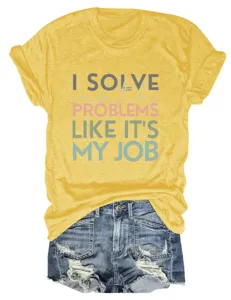 Casual geel dames t-shirt met korte mouwen en grappige wiskunde quote, gecombineerd met jeansshorts.