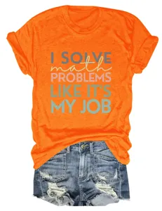 Oranje korte mouw grafisch t-shirt met grappige wiskunde slogan en stijlvol denim short detail.