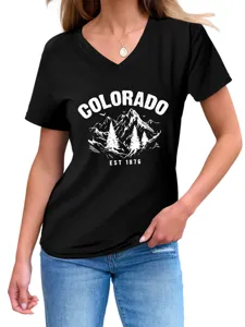 Damen schwarzes V-Ausschnitt Kurzarm T-Shirt mit Colorado Berg Grafik Druck Detail Ansicht.