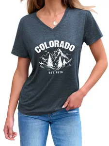 Dunkelgraues Damen V-Ausschnitt Kurzarm T-Shirt mit Colorado Berg Grafik Detailansicht.