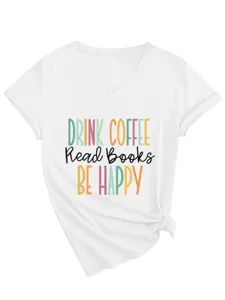 Lässiges weißes V-Ausschnitt Kurzarm-T-Shirt mit Kaffee und Buch Typografie Detail.
